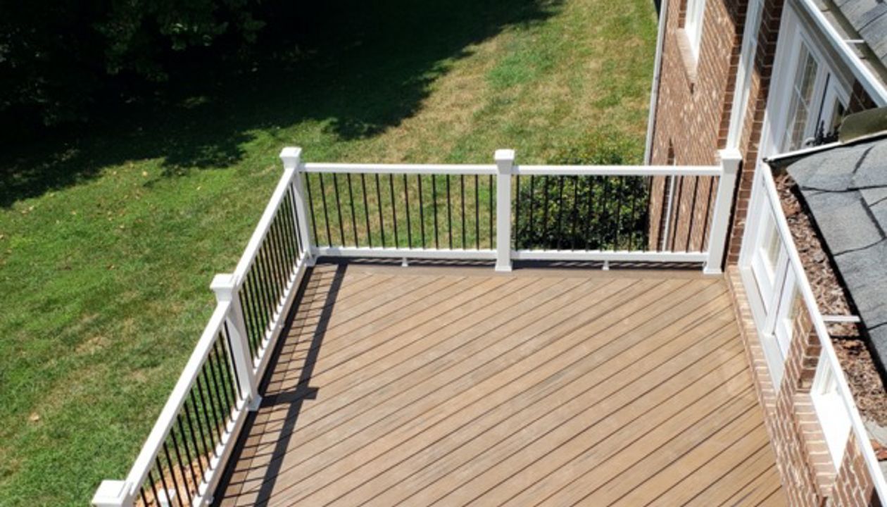 Trex Enhance Naturals Toasted Sand Main decking, Trex Transcend Vintage Lantern Border, Trex Select Railing