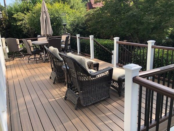 This Trex Enhance Toasted Sand project in Cary give us the chance to include a relaxing & entertaining area for a cocktail with friends