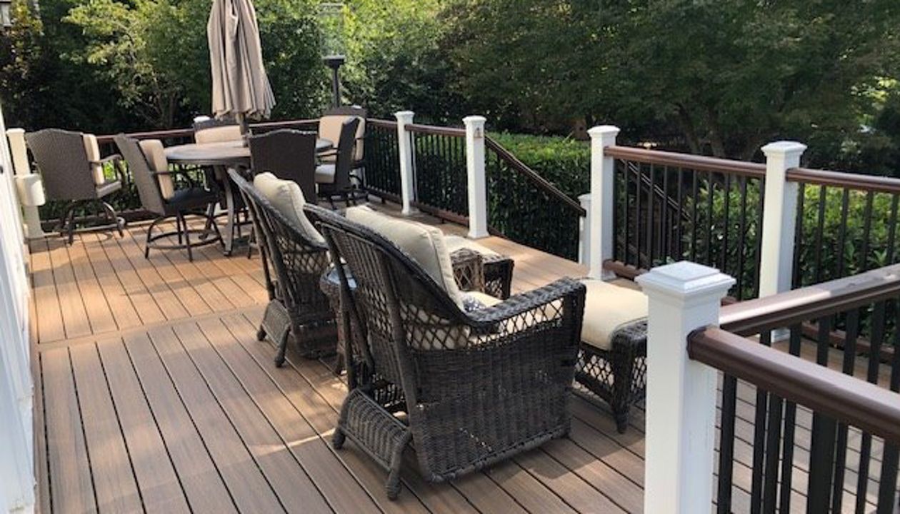 This Trex Enhance Toasted Sand project in Cary give us the chance to include a relaxing & entertaining area for a cocktail with friends