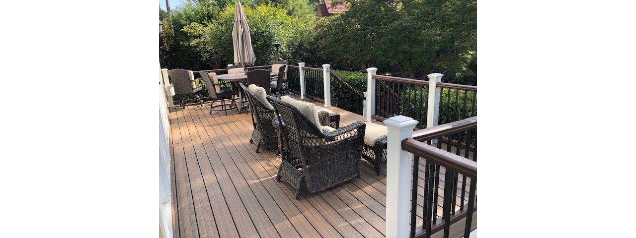 This Trex Enhance Toasted Sand project in Cary give us the chance to include a relaxing & entertaining area for a cocktail with friends