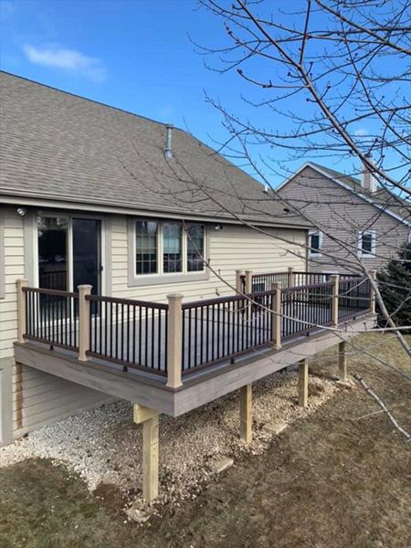 Trex enhance decking with rocky harbor as main deck, coastal bluff as picture frame & middle divider. Enhance Rocky harbor as fascia. Transcend railing. Rope swing post sleeves, vintage lantern top/bottom rail & black square aluminum balluster