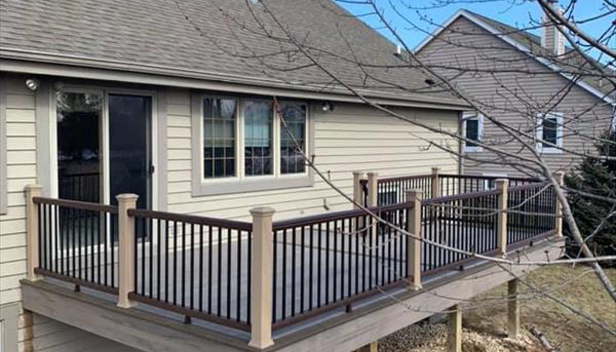 Trex enhance decking with rocky harbor as main deck, coastal bluff as picture frame & middle divider. Enhance Rocky harbor as fascia. Transcend railing. Rope swing post sleeves, vintage lantern top/bottom rail & black square aluminum balluster