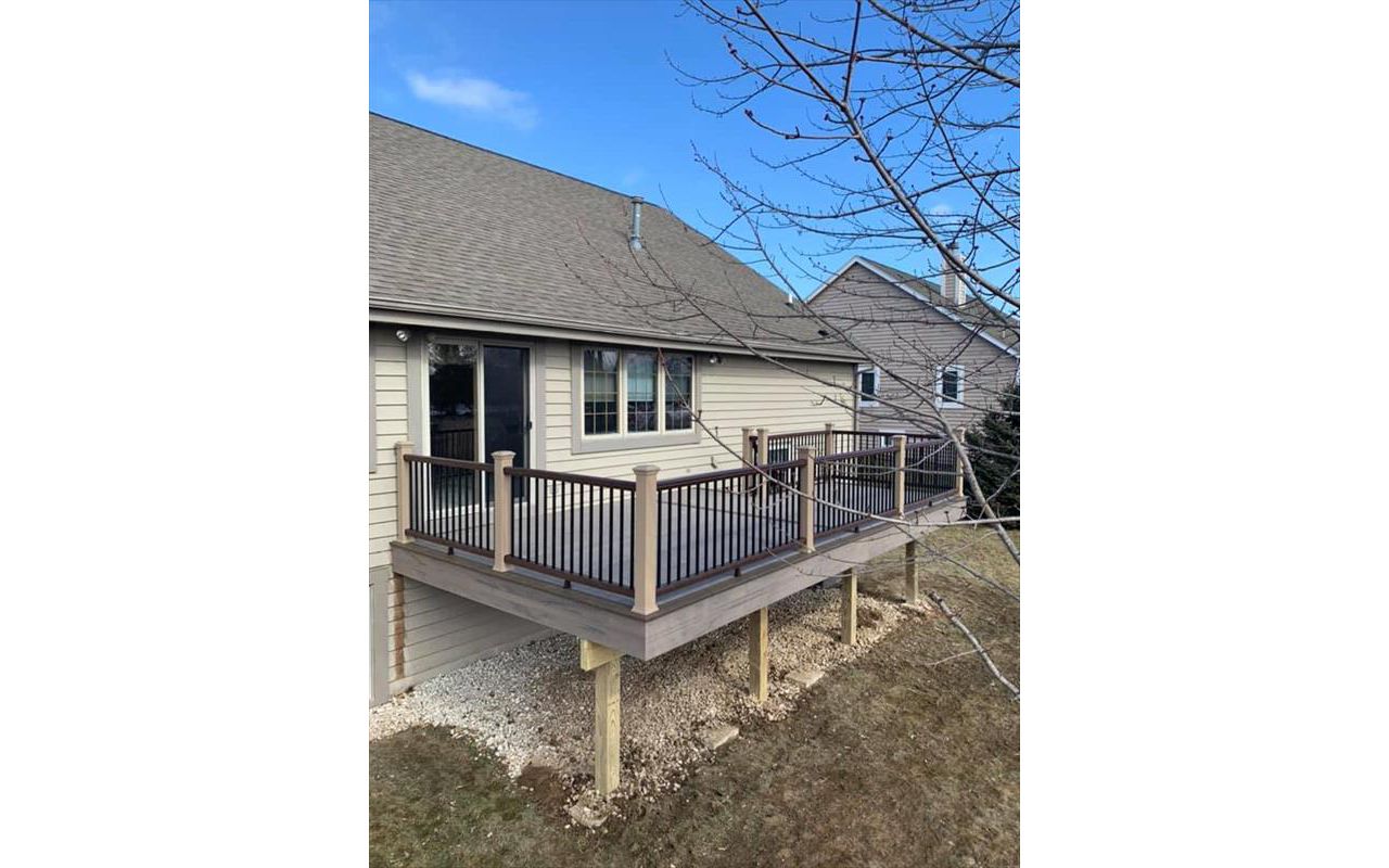 Trex enhance decking with rocky harbor as main deck, coastal bluff as picture frame & middle divider. Enhance Rocky harbor as fascia. Transcend railing. Rope swing post sleeves, vintage lantern top/bottom rail & black square aluminum balluster