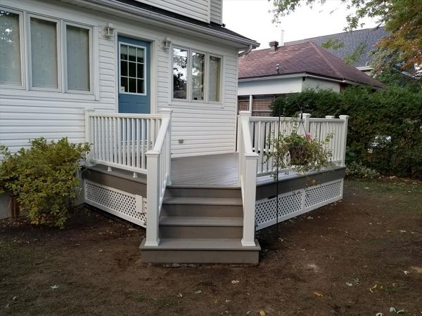 Trex Transcend Gravel Path with White Trex Transcend Classic Railing