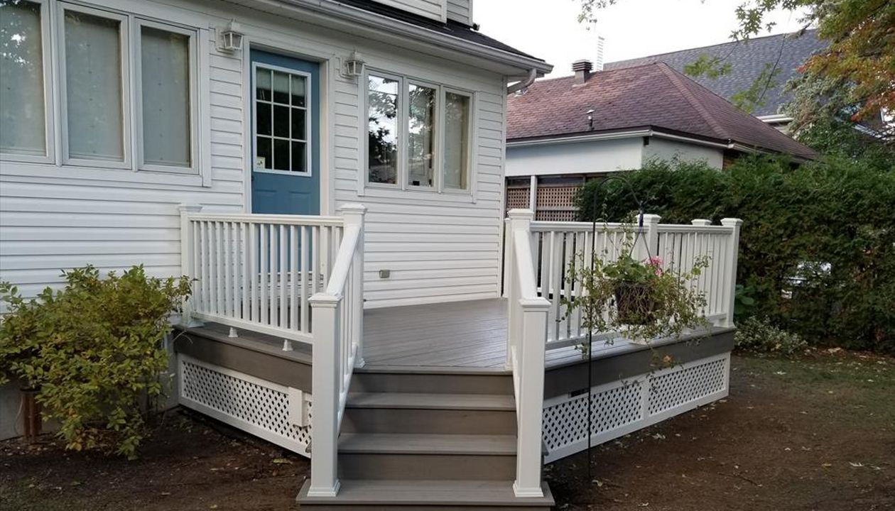 Trex Transcend Gravel Path with White Trex Transcend Classic Railing