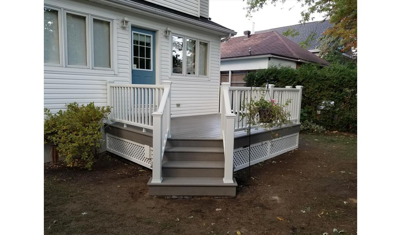 Trex Transcend Gravel Path with White Trex Transcend Classic Railing