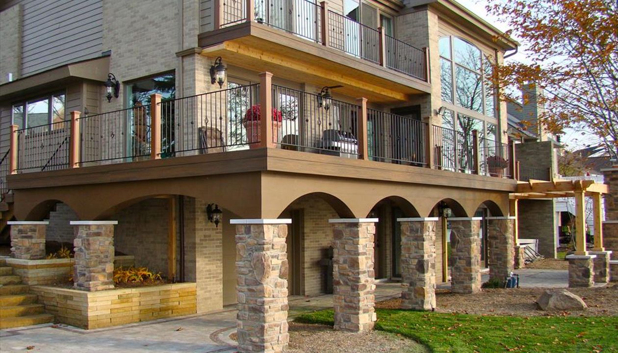 Trex deck and porch in Rochester Hills, Michigan