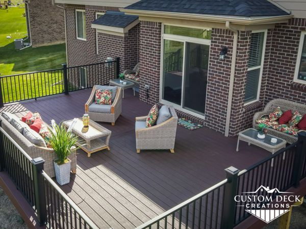 Trex Select Madeira decking built with Trex Signature aluminum railing in black.