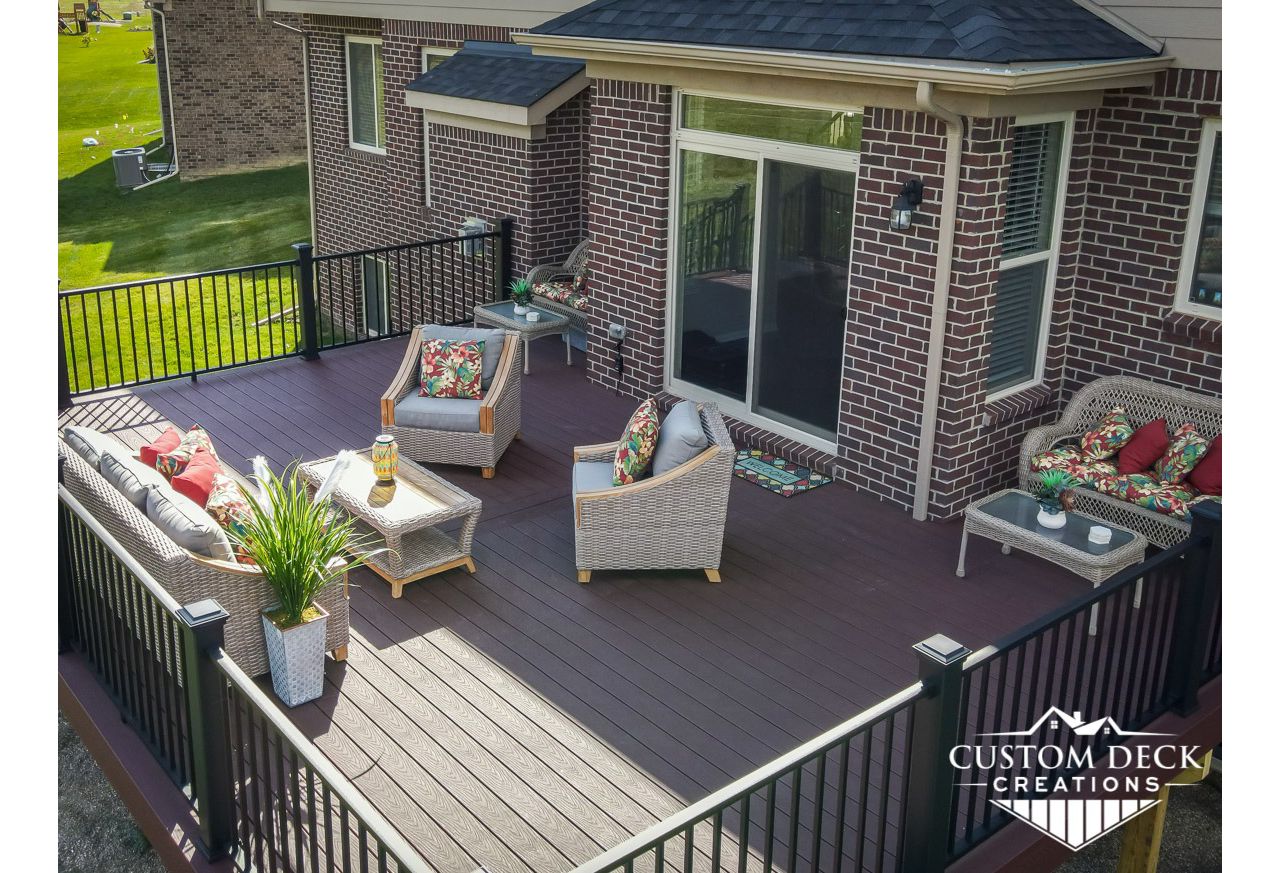 Trex Select Madeira decking built with Trex Signature aluminum railing in black.