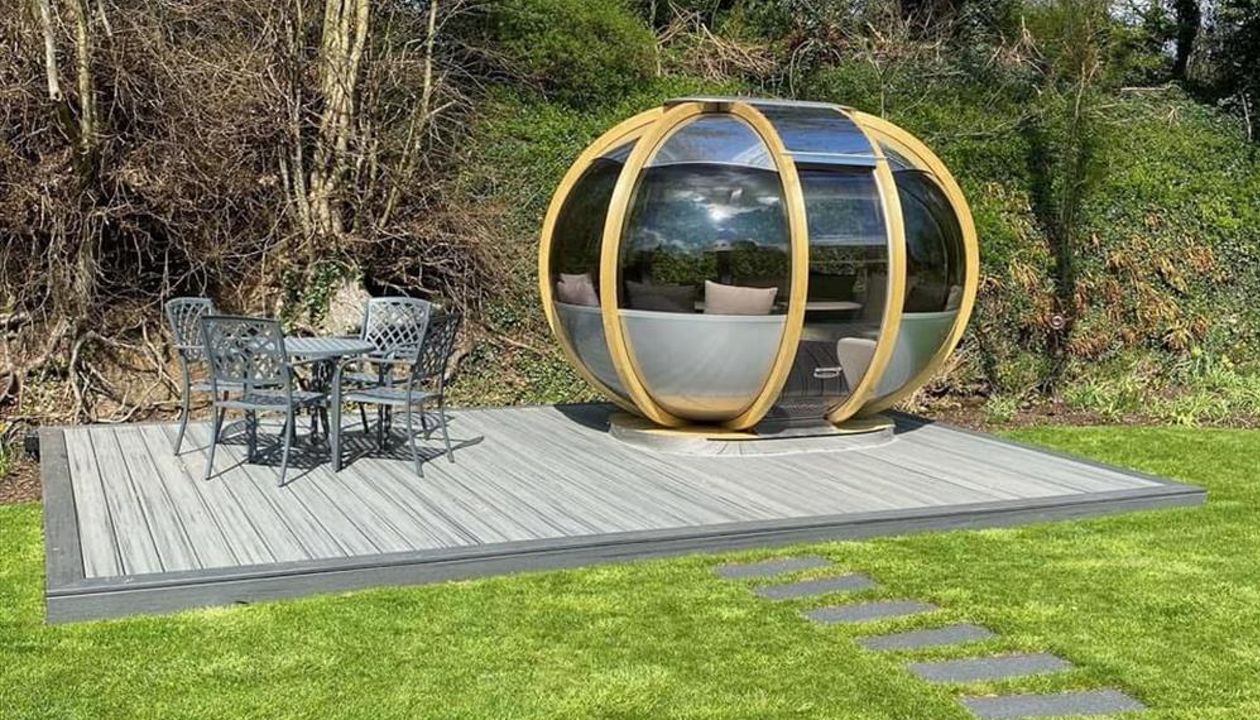 Trex Transcend Island Mist deck with Enhance Calm Water picture frame