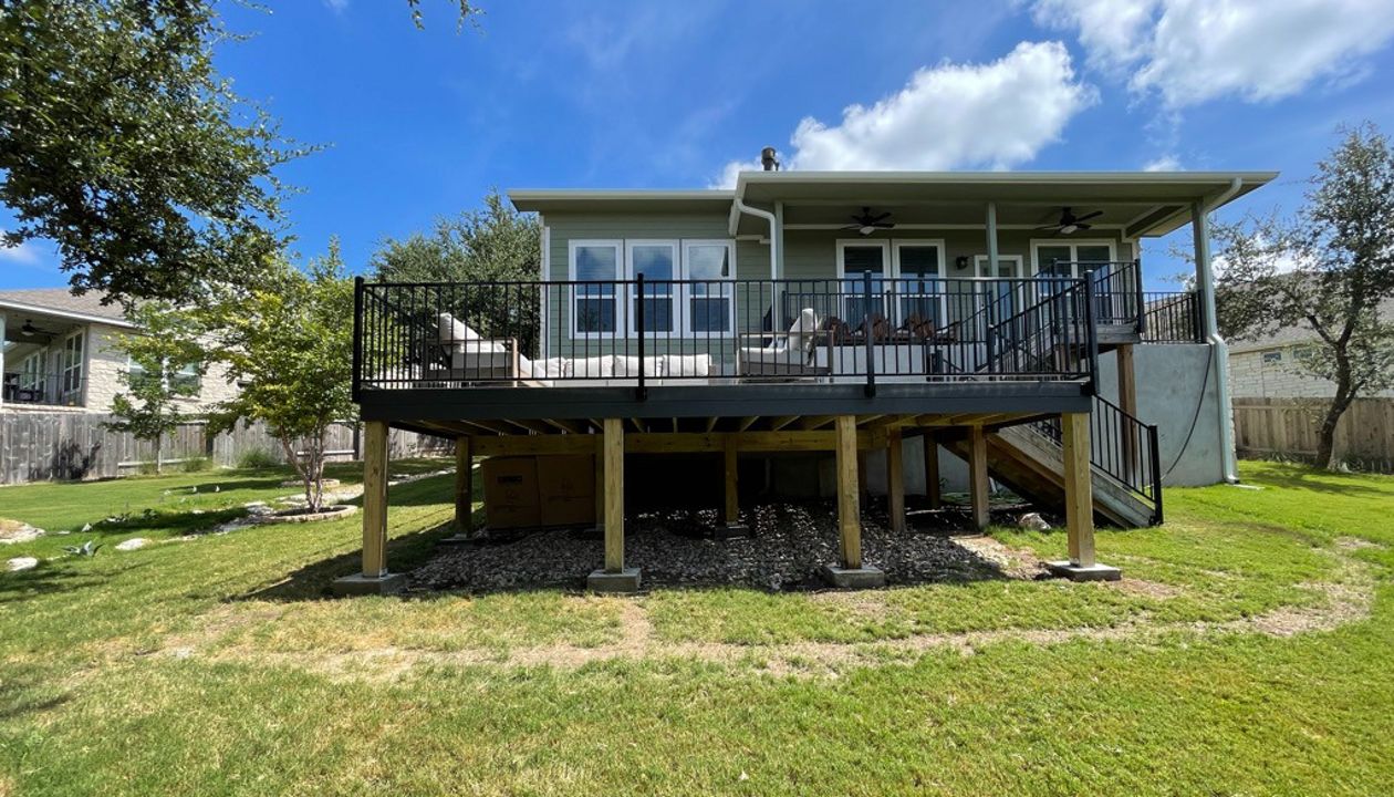 Trex Clamshell and Ornamental Iron Railing