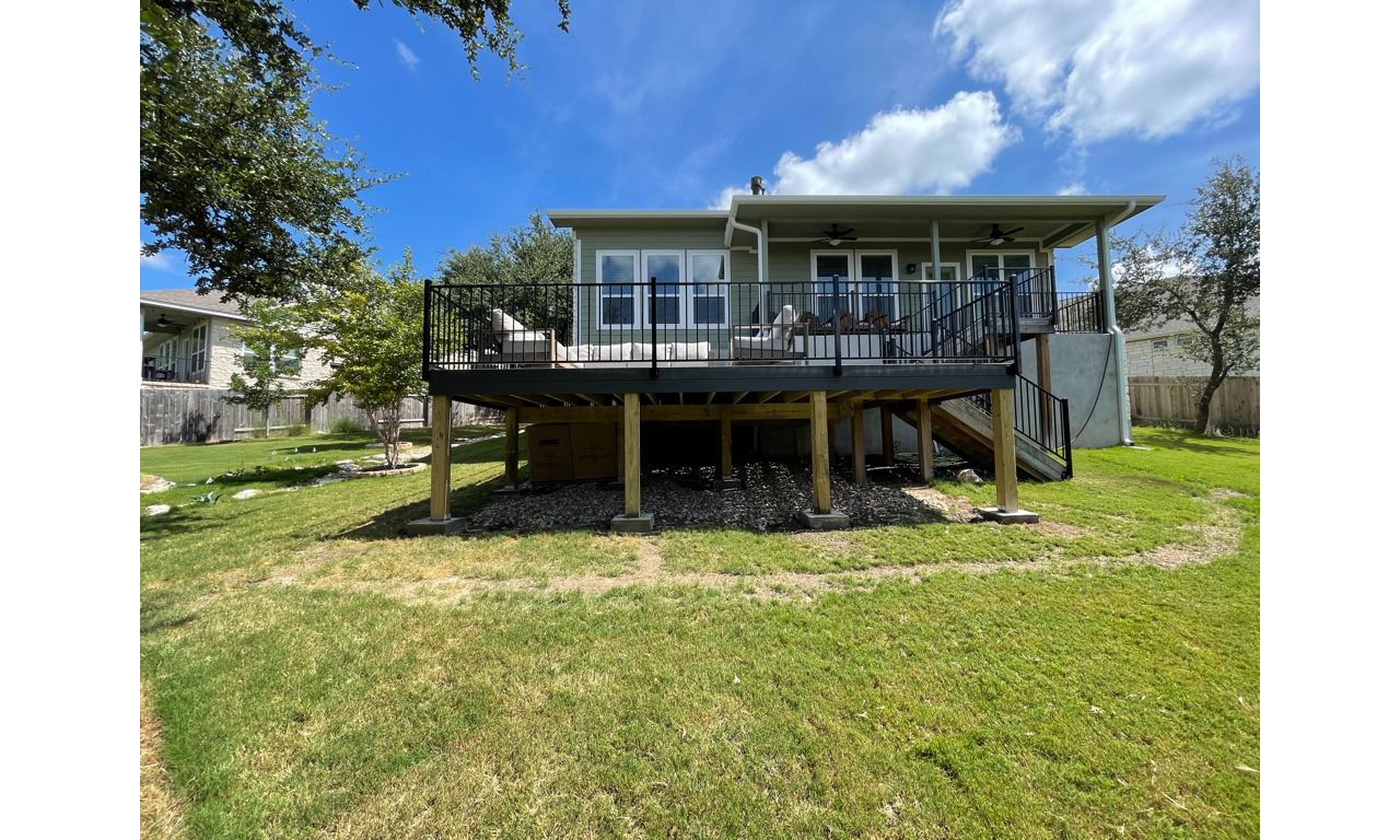 Trex Clamshell and Ornamental Iron Railing