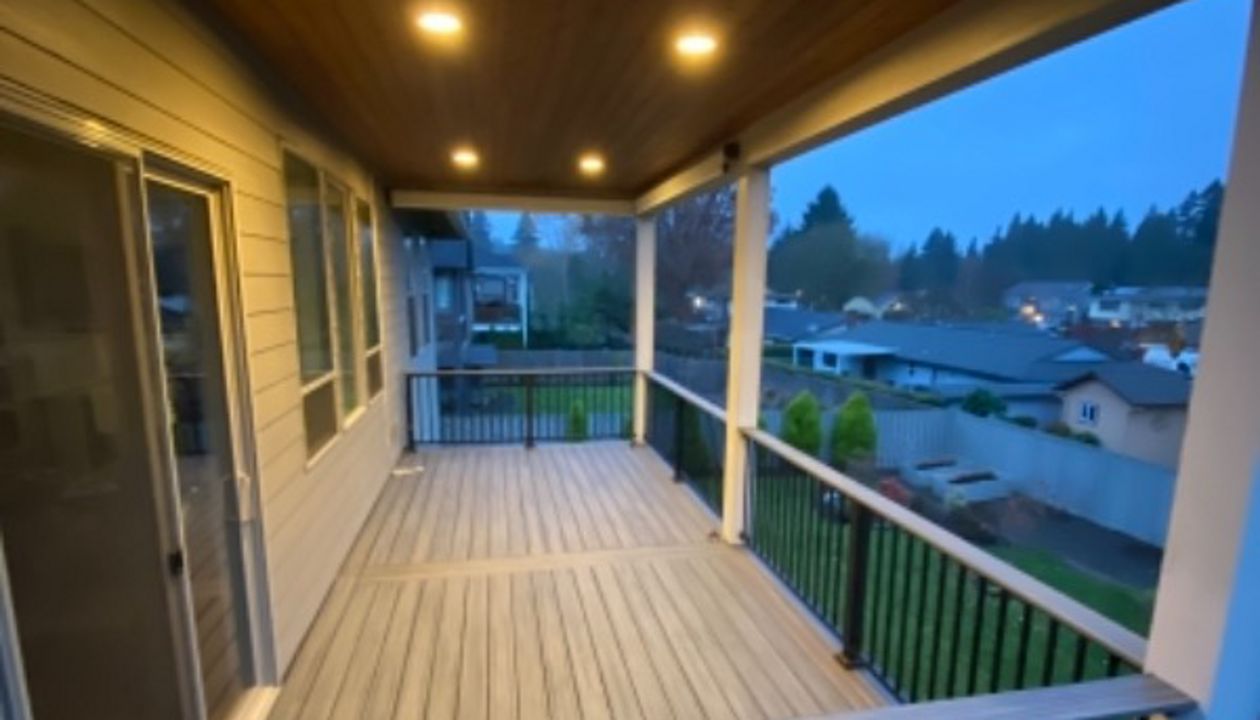 Transcend Tropical Island Mist decking with TREX signature aluminum railing with cocktail style top