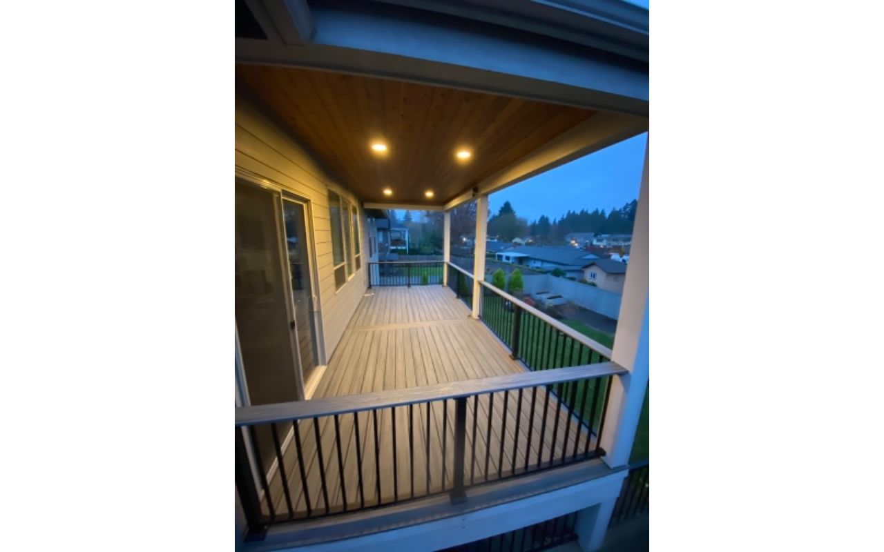 Transcend Tropical Island Mist decking with TREX signature aluminum railing with cocktail style top