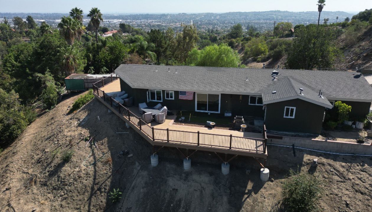 tis is a trex deck with trex transend railings