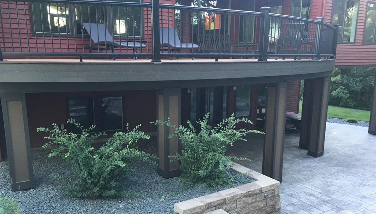 Trex Transcend Deck &amp; Trex Signature Aluminum Railing with Cool Radius Front Edge and Deckorative Columns
