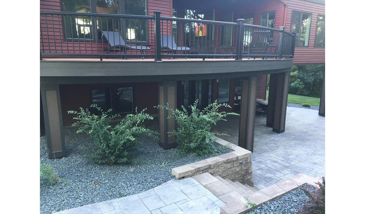 Trex Transcend Deck &amp; Trex Signature Aluminum Railing with Cool Radius Front Edge and Deckorative Columns