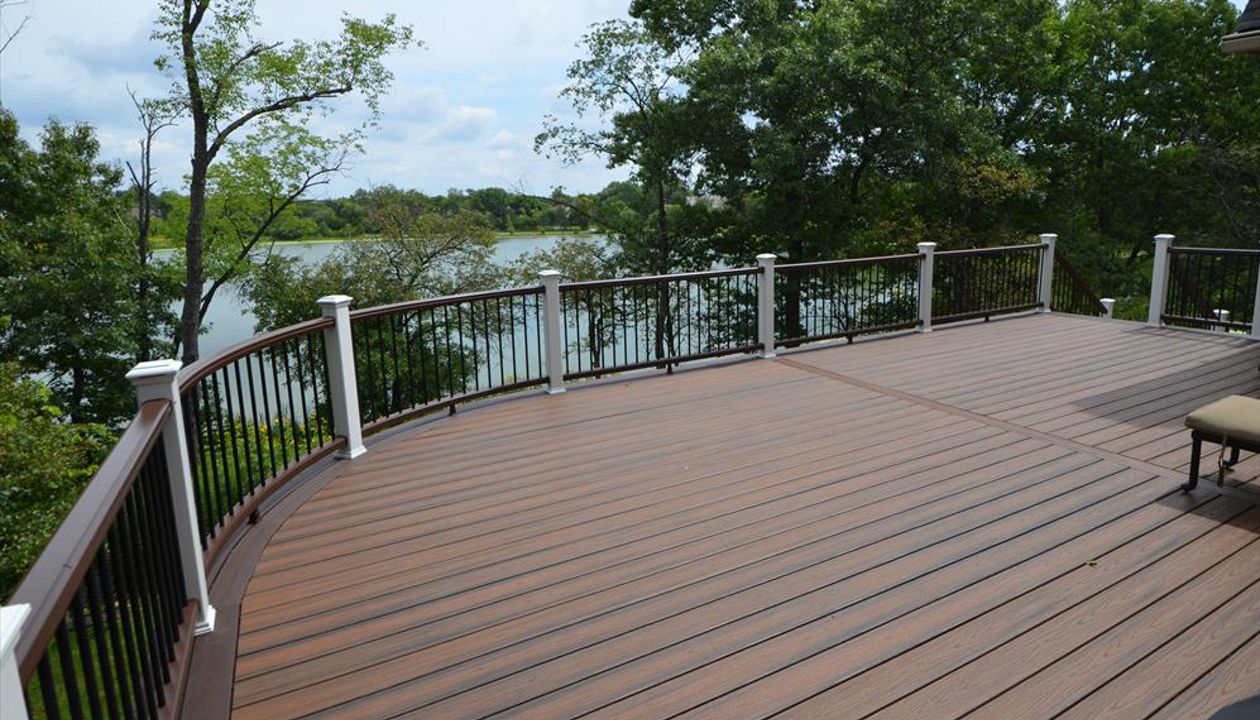 Trex Transcend Spiced Rum Decking with Vintage Lantern Border, Black Square Aluminum Balusters - Burr Ridge, IL