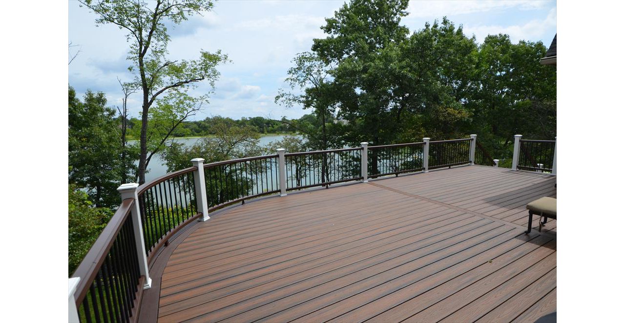 Trex Transcend Spiced Rum Decking with Vintage Lantern Border, Black Square Aluminum Balusters - Burr Ridge, IL