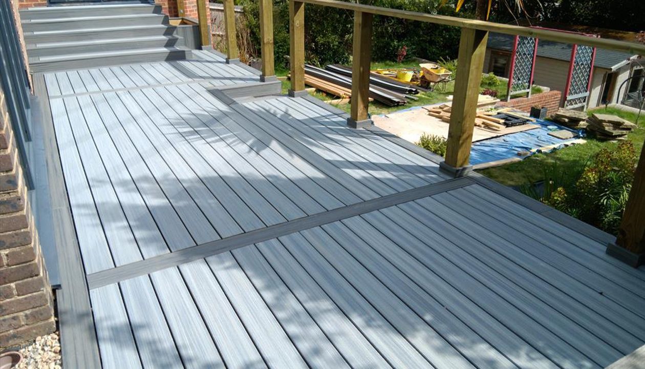 Trex Transcend Island Mist outer field Trex Enhance Naturals Foggy wharf . Steel rigging project in Hythe