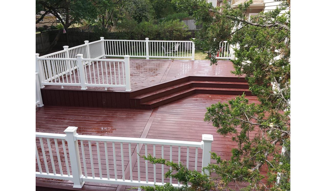 Trex Select decking in Madeira. Trex Select railing system in Classic White.