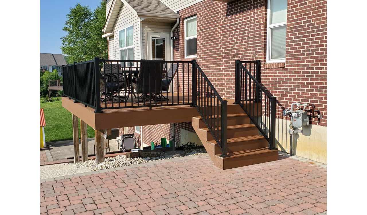 Hall: Trex Select: Saddle: Trex Signature aluminum rails