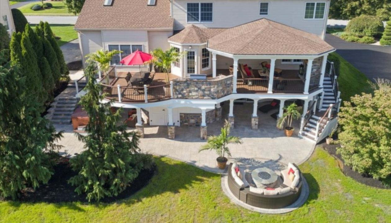 Trex Transcend Spiced Rum and Vintage Lantern Deck, Vintage Lantern Rail with White Posts and Black balusters, custom roof, storage and grill island.