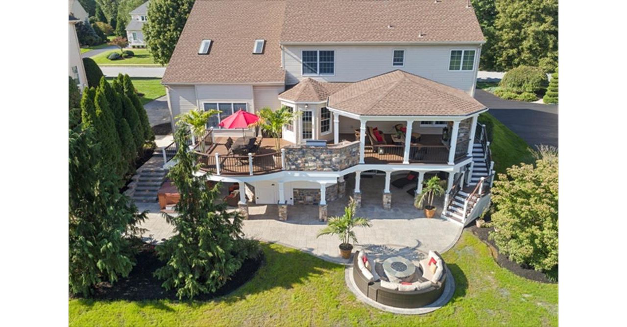 Trex Transcend Spiced Rum and Vintage Lantern Deck, Vintage Lantern Rail with White Posts and Black balusters, custom roof, storage and grill island.