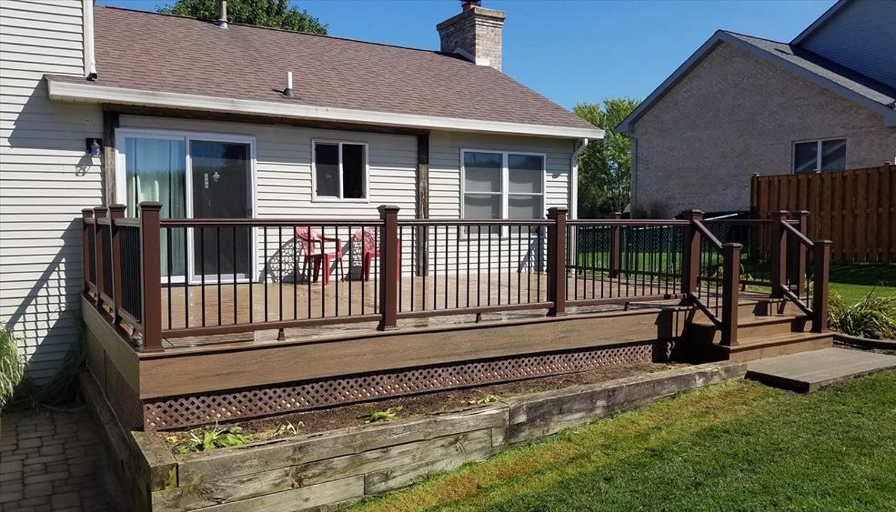 New deck in McHenry showcases Trex Enhance Naturals in Toasted Sand.  Transcend Railing in Vintage Lantern w/ black aluminum rods completes this deck.