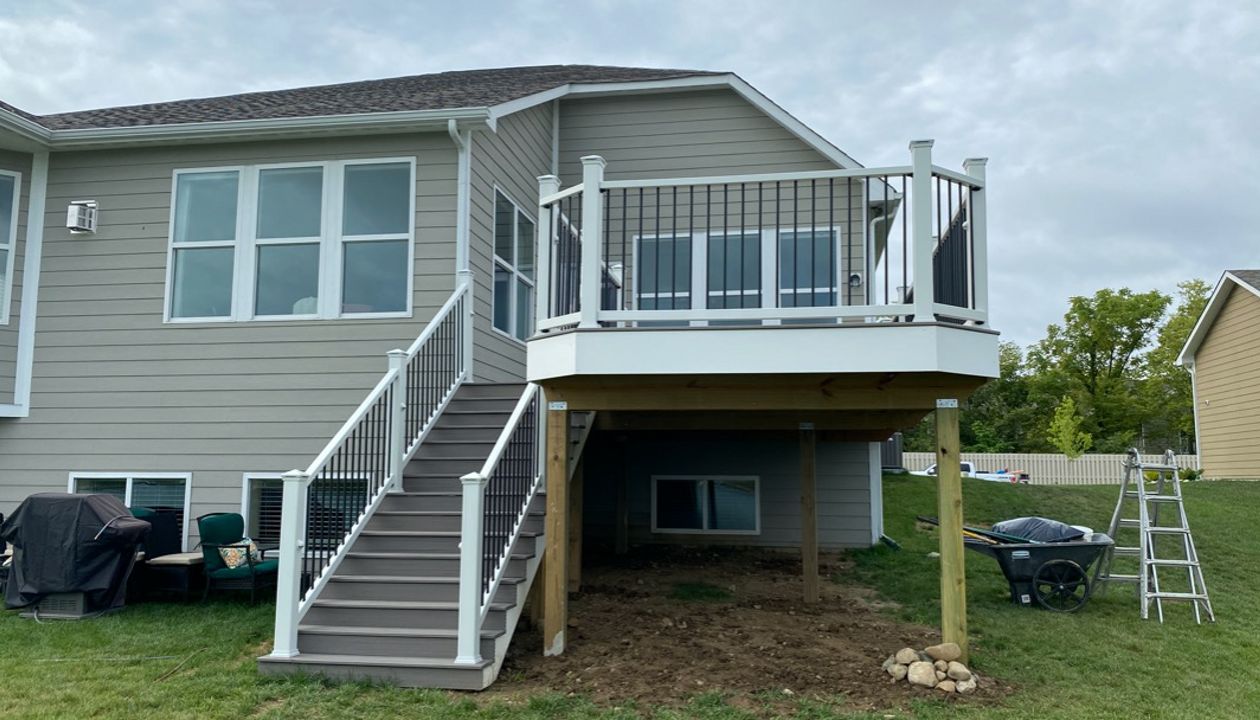 Trex Enhance Rocky Harbor w/ Trex Select railing - Lochaven elevated deck.