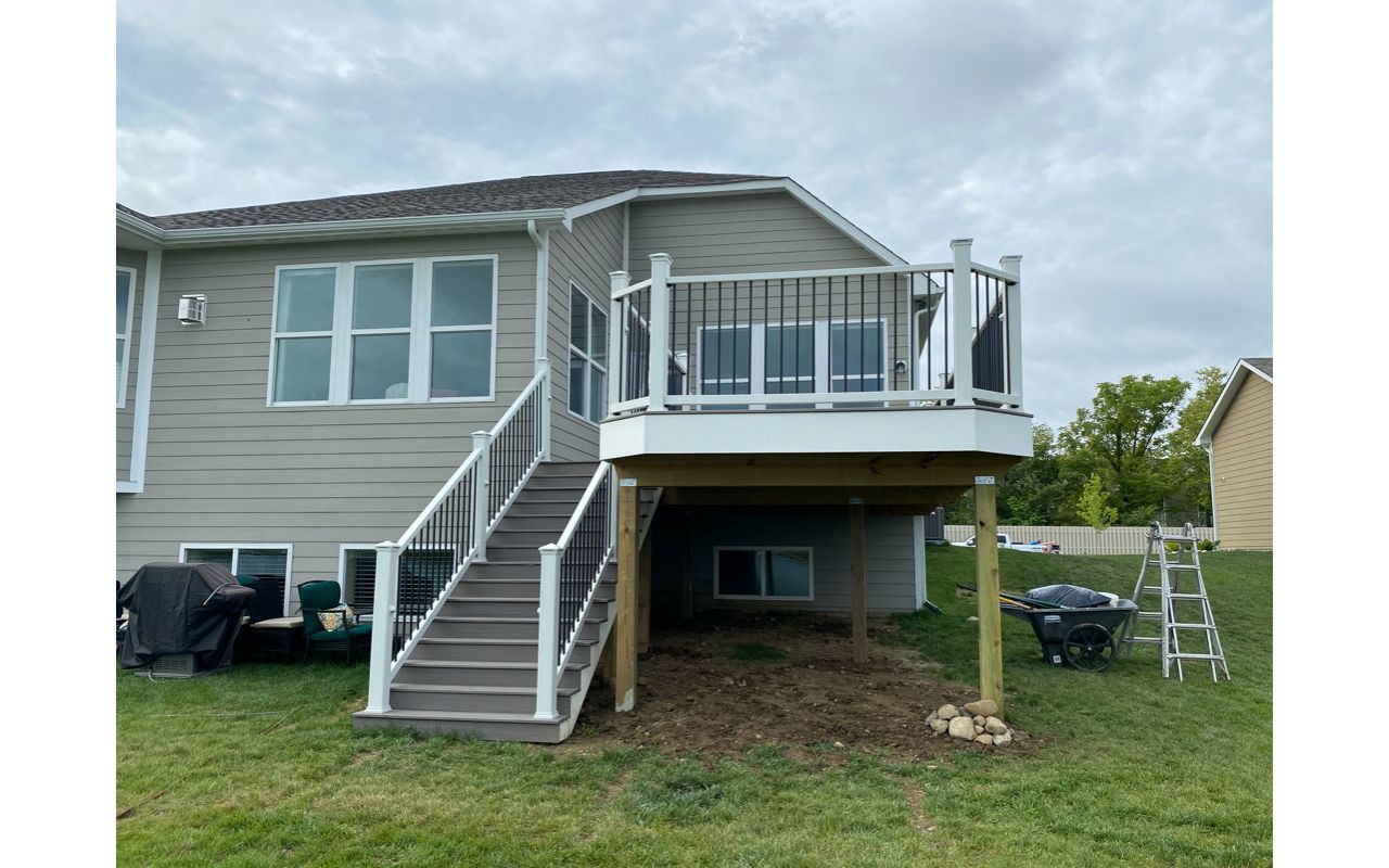 Trex Enhance Rocky Harbor w/ Trex Select railing - Lochaven elevated deck.