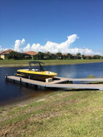 H-Design Dock with Hydraulic Lift