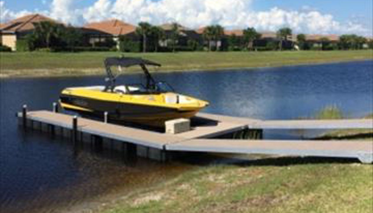 H-Design Dock with Hydraulic Lift