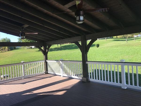 Picture Frame Two Tone Trex Deck with Vinyl Railing and Trex Top Rail for Beverages