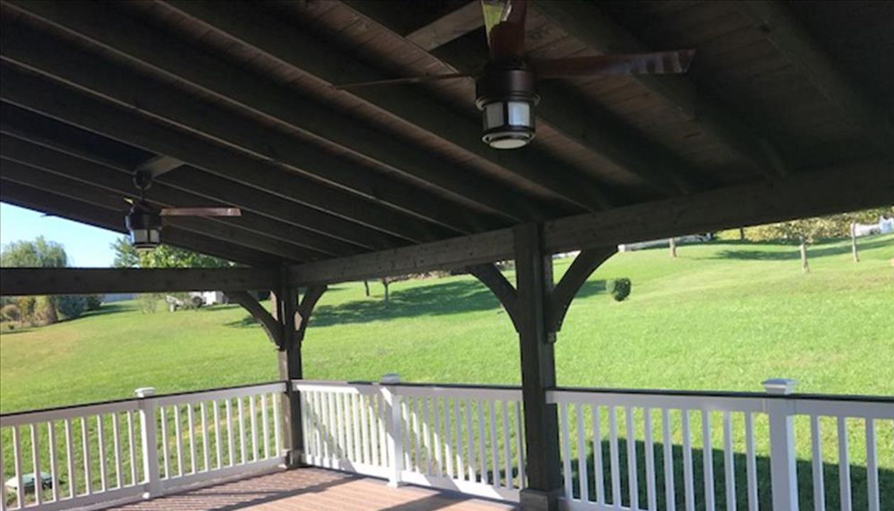 Picture Frame Two Tone Trex Deck with Vinyl Railing and Trex Top Rail for Beverages