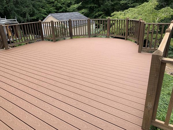 Fun curved deck done in Saddle.