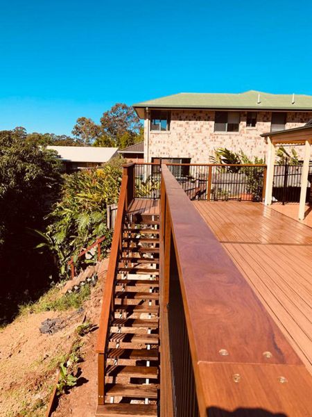 Trex Transcend decking in Tiki Torch and Spiced Rum complemented beautifully by Kwila hardwood handrails
