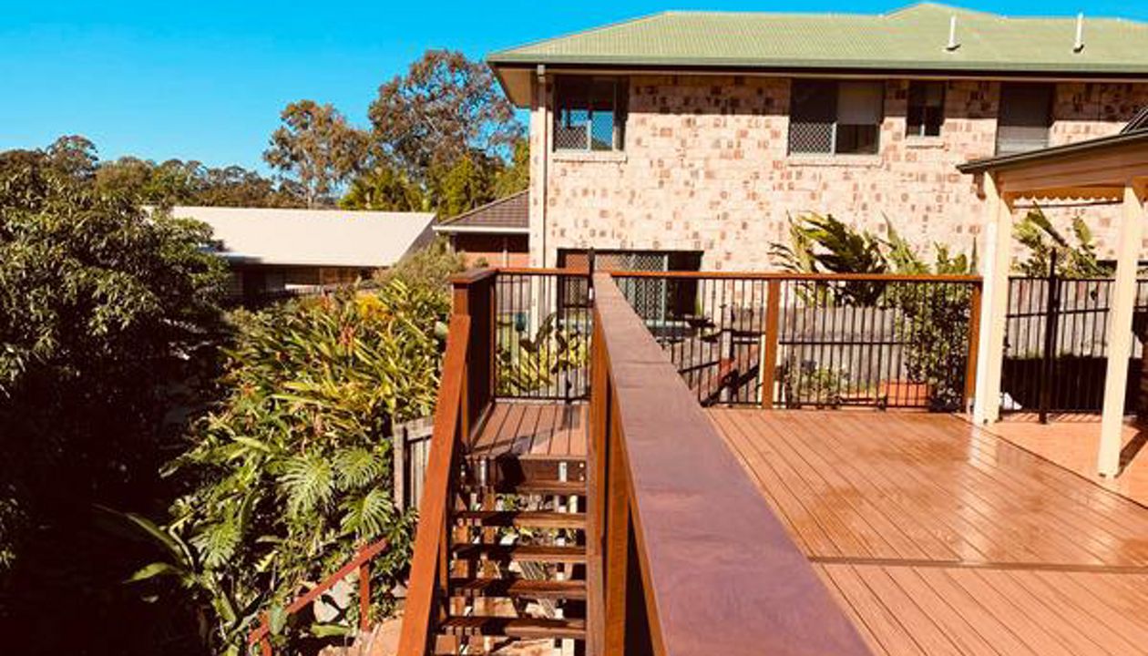 Trex Transcend decking in Tiki Torch and Spiced Rum complemented beautifully by Kwila hardwood handrails