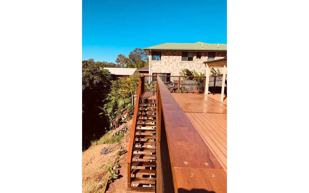 Trex Transcend decking in Tiki Torch and Spiced Rum complemented beautifully by Kwila hardwood handrails