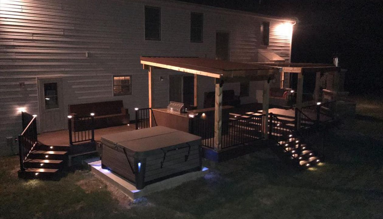 Trex Transcend Spiced Rum w/Lava Rock/Trex Kitchen/Trex Lighting/Trex Signature Railing