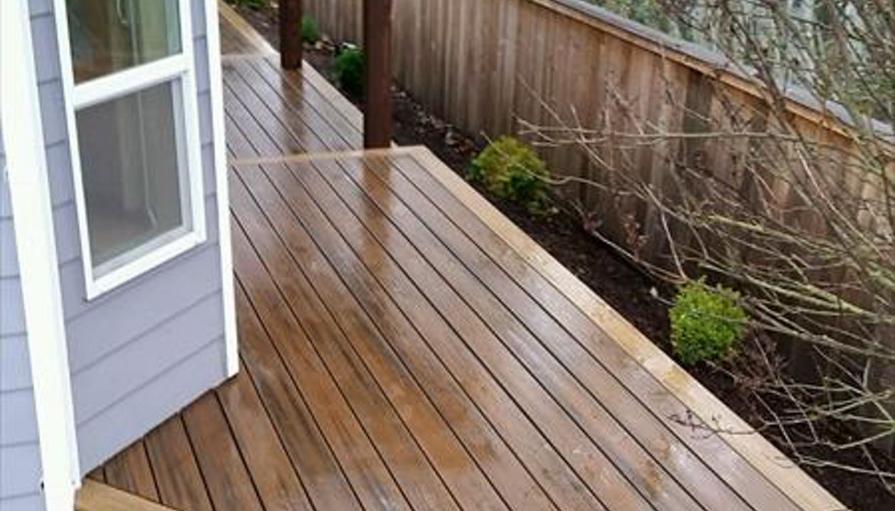 Trex Spiced Rum inlay and Havana Gold border and Fascia with Trex Riser Lights