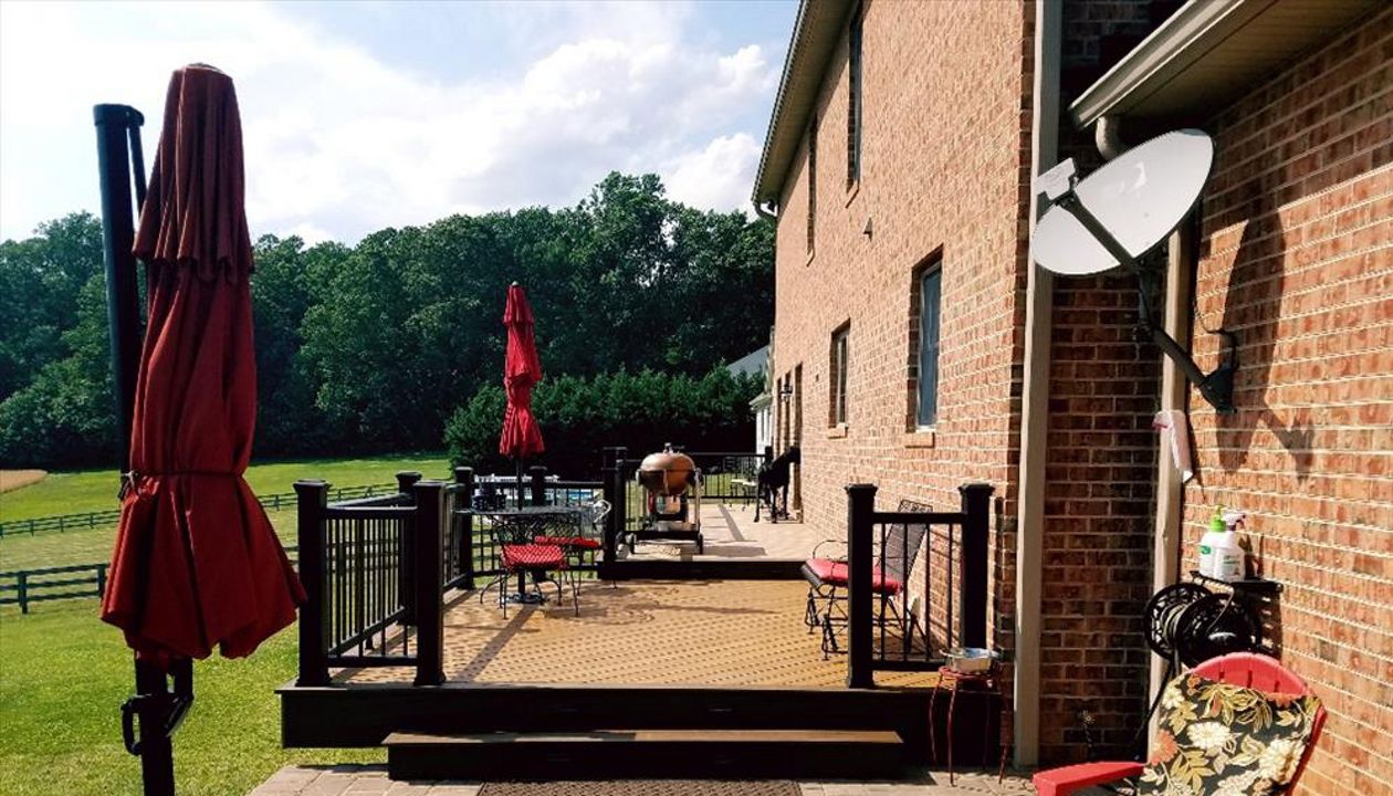 This multi level Trex deck has Transcend Havana Gold decking with Spiced Rum picture framing and fascia.