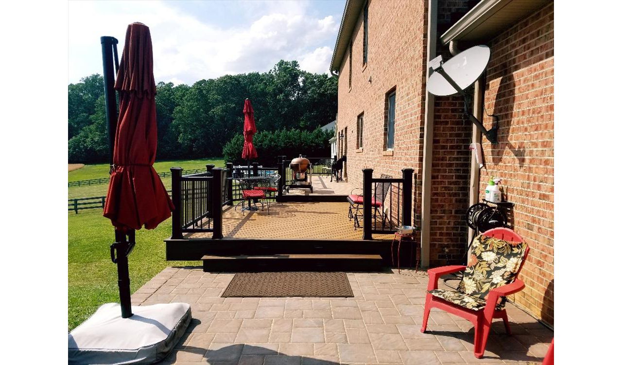This multi level Trex deck has Transcend Havana Gold decking with Spiced Rum picture framing and fascia.