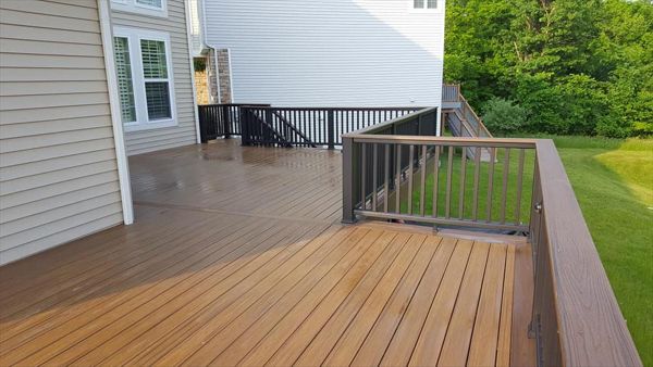 Trex Transcend Havana Gold and Spiced Rum with Charcoal Black Transcend railing in Aurora, OH