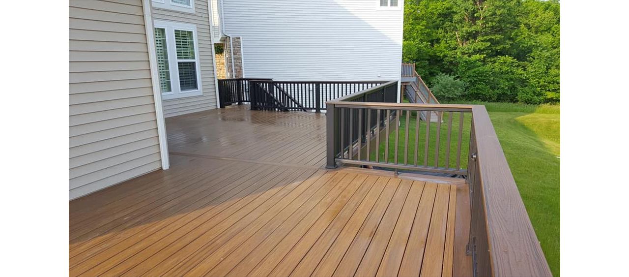 Trex Transcend Havana Gold and Spiced Rum with Charcoal Black Transcend railing in Aurora, OH