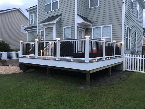 Trex Island Mist, universal rail with Trex Rail top, Black round balusters, cap lights, up lights, riser lights