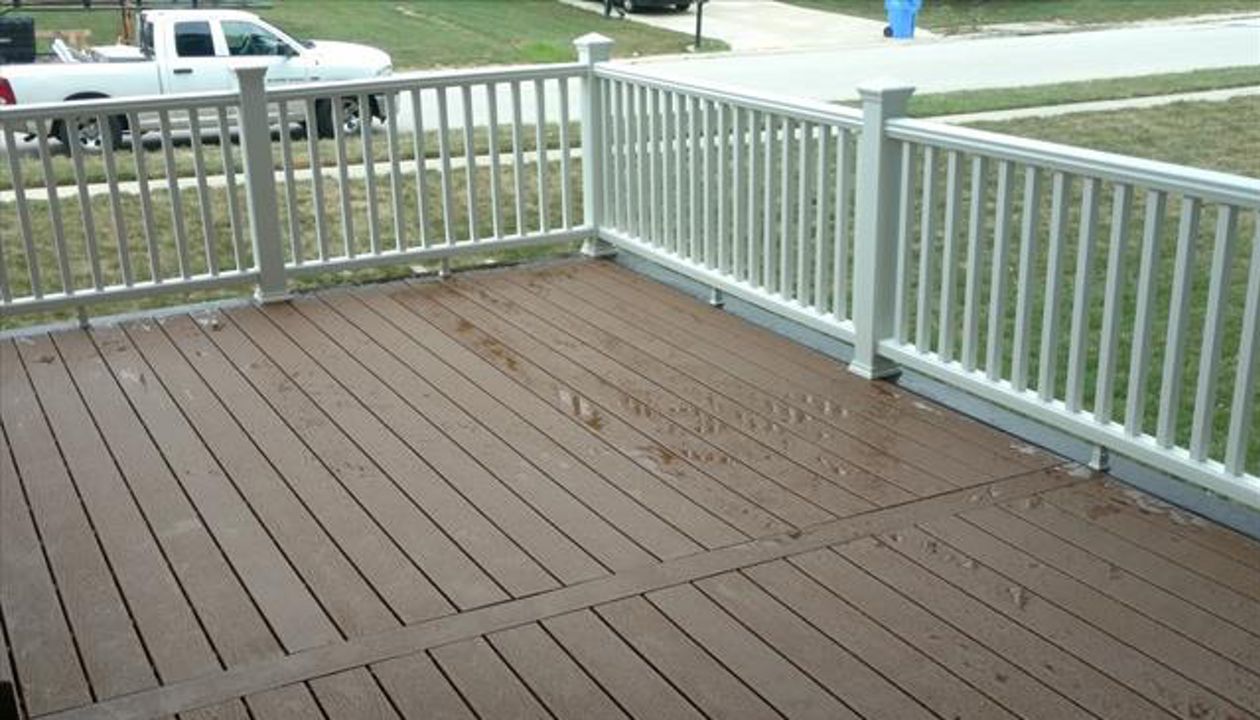 Trex Select Saddle Decking and White Railing