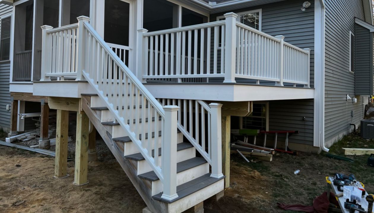 Trex pebble gray with trex transcend white rails with white balu