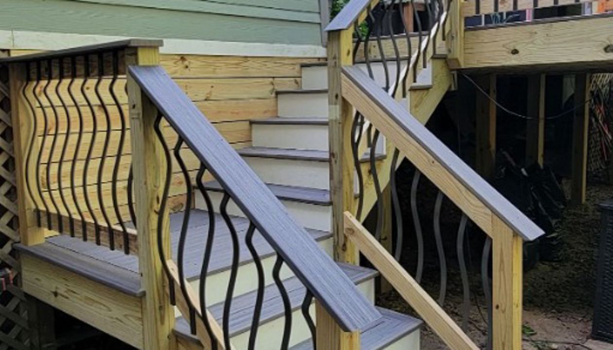 Trex Coastal Bluff with wood and steel railing