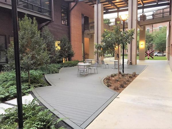 Clamshell deck with curves